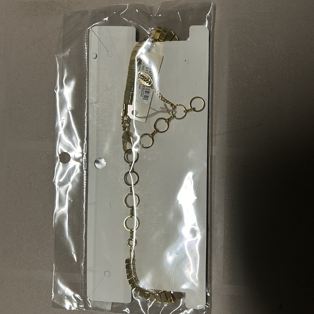 New in package Amrita Singh Gold tone Scallop Collar Necklace - Picture 5 of 6